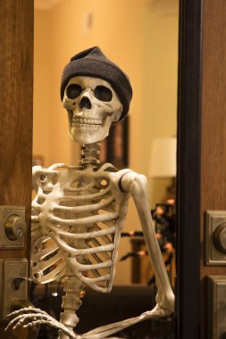 Halloween iskelet tebrik kapıda