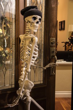 Halloween iskelet tebrik kapıda