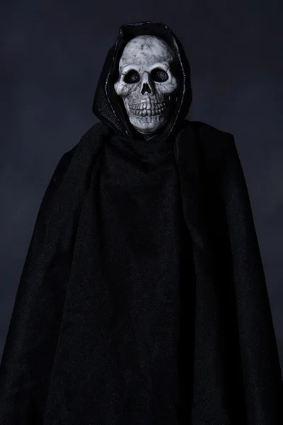 黒マントと暗い背景でハロウィーン グール — ストック写真