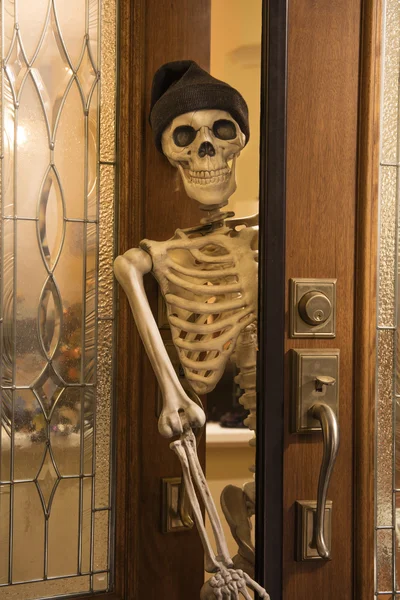 Halloween Skeleton Saludo a la puerta — Foto de Stock