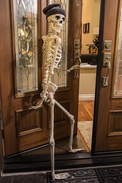 Esqueleto de Halloween Saudação na porta — Fotografia de Stock