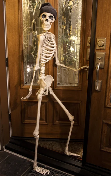 Halloween skelett hälsning vid dörren — Stockfoto