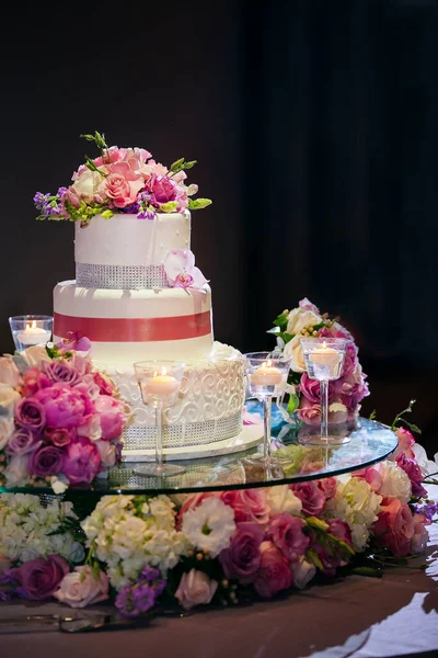 Белый Глазурь Свадебный Торт Украшен Розовыми Лентами Цветами Вечерней Свадебной — стоковое фото