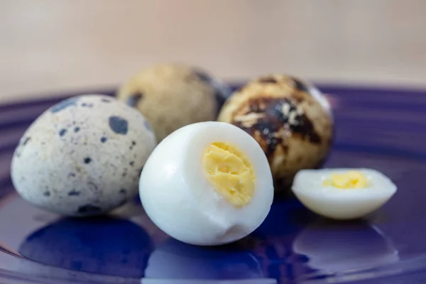 Перепелині Яйця Тарілці Одним Яйцем Запечатаним Твердим Вареним Жовтком Трьома — стокове фото