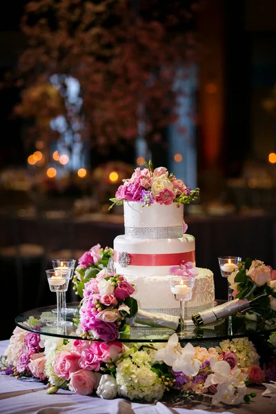 Bolo Casamento Cobertura Branca Decorado Com Fitas Rosa Flores Para — Fotografia de Stock