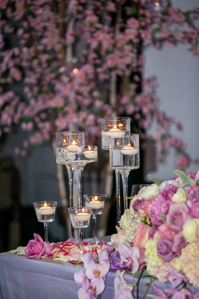 Pátio Ambiente Jantar Casamento Com Arranjos Flores Velas Decoração Pátio — Fotografia de Stock