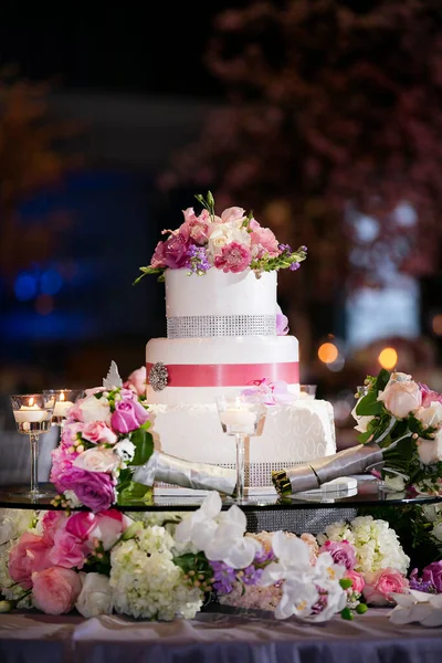Белый Глазурь Свадебный Торт Украшен Розовыми Лентами Цветами Вечерней Свадебной — стоковое фото
