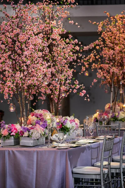 Pátio Ambiente Jantar Casamento Com Arranjos Flores Velas Decoração Pátio — Fotografia de Stock