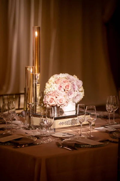 Conjunto Mesa Boda Para Una Ceremonia Noche Tema Dorado Con —  Fotos de Stock