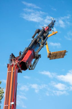 Büyük çaplı vinç ekipmanları konut için çatı projesinde kullanılıyor.