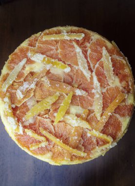 Şekerli portakallı, turuncu ve limonlu beyaz kremalı pastadan yapılmış.