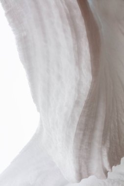 Prescott Arizona 'daki kış fırtınasından sonra bir evin üzerinde güzel hatları ve kıvrımları olan yapılandırılmış kar yığınları oluştu.