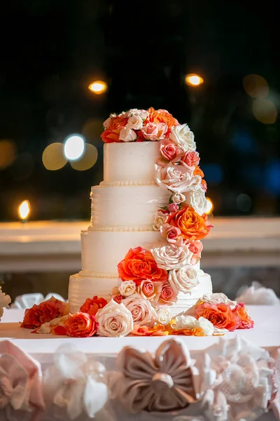 Оранжевые Белые Розы Украшают Белый Глазурь Свадебный Торт Установленный Торжественный — стоковое фото
