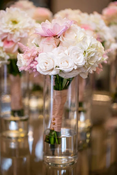 Стеклянные Вазы Белыми Розами Розовым Цветом Приготовленные Свадебной Церемонии — стоковое фото