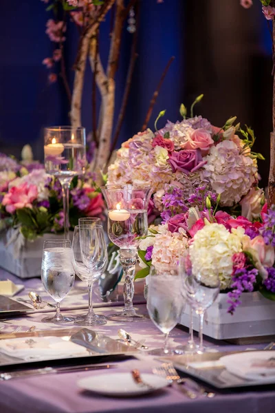 Elegantly Set Tables Evening Dinner Wedding Ceremony Candles Flowers Center — Stock Photo, Image