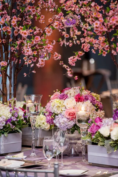 Mesas Elegantemente Definidas Para Uma Cerimônia Casamento Jantar Noite Com — Fotografia de Stock