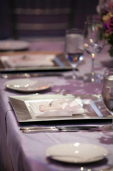 Mesas Elegantemente Postas Para Uma Cerimônia Casamento Jantar Tarde Com — Fotografia de Stock