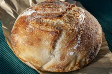 Fırında mayalı ekmek somun soğurken dinleniyor. 