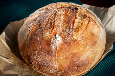 Fırında mayalı ekmek somun soğurken dinleniyor. 