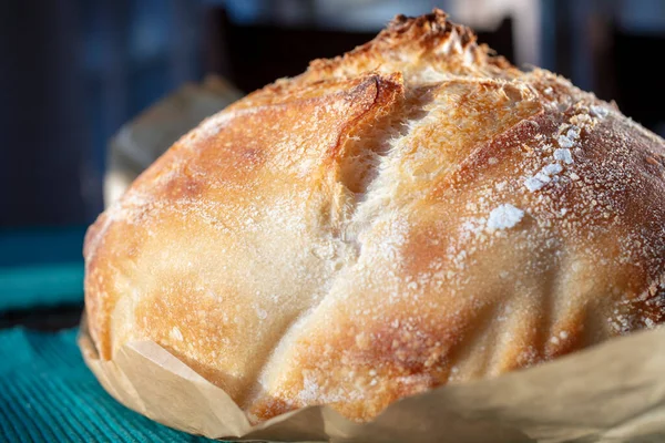 Pane Lievitato Naturale Appena Sfornato Che Riposa Mentre Raffredda — Foto Stock