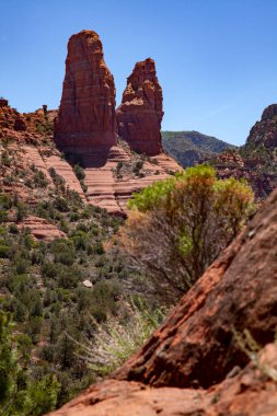 Baharın güneşli bir gününde Sedona Arizona 'da kırmızı kaya oluşumu