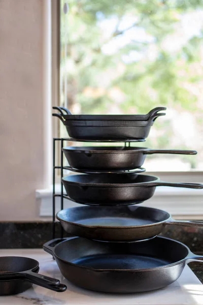 Простой Способ Организовать Кухонные Сковородки Стеллажи Помочь Получении Пространства Эффективности — стоковое фото