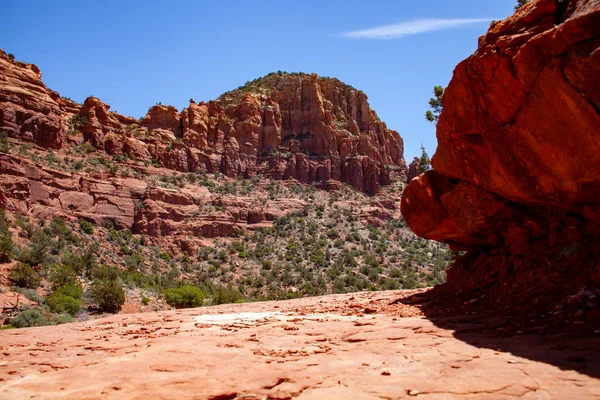 Geologiczne Monumentalne Formacje Czerwonych Skał Pustyni Sedona Arizona Wiosenny Dzień — Zdjęcie stockowe