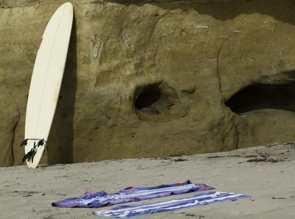 Surf Board op een strand — Stockfoto
