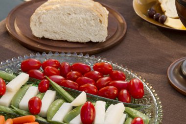 Sebze yemekten önce horderves devam eder