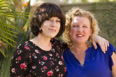 Zaman ve mekan paylaşımı iki kadın arkadaş