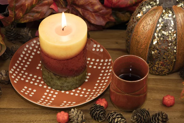 咖啡、 蜡烛和南瓜装饰 — 图库照片