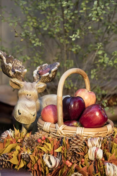 Baket de manzanas de otoño —  Fotos de Stock