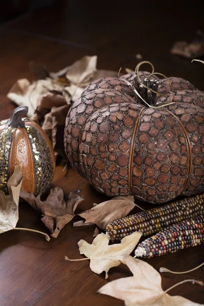 Pompoenen en maïs voor Thanksgiving Decor — Stockfoto