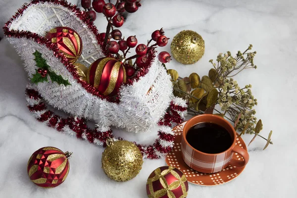 Санки Санты на Рождество и кофе — стоковое фото