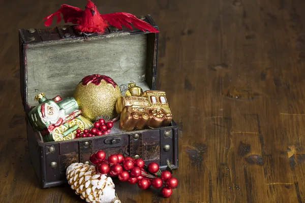 Рождественские украшения в винтажной коробке — стоковое фото