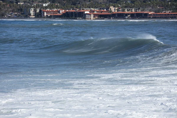 Onde costiere ad alta marea che colpiscono la spiaggia di La Jolla California — Foto Stock