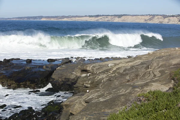 ラ ・ ホーヤのカリフォルニアの海岸を打つ高潮沿岸波浪 — ストック写真