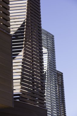 Bir Schüco mimarisinde ayrıntılarda dikey ve yatay çizgi