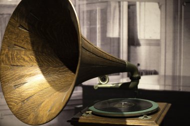 Eski gramofon ağaçtan