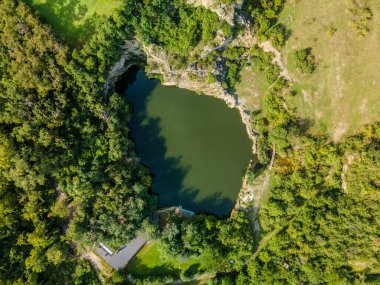Su ve doğa altında taş ocağı