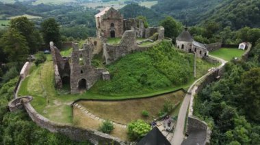 Potstejn tepesindeki şatonun kalıntıları.