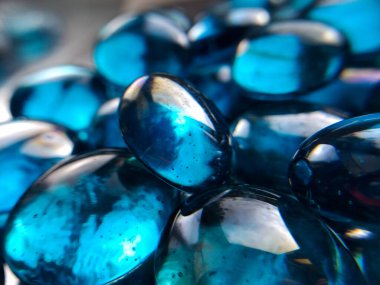 şeffaf cam mavi taşlar makro.