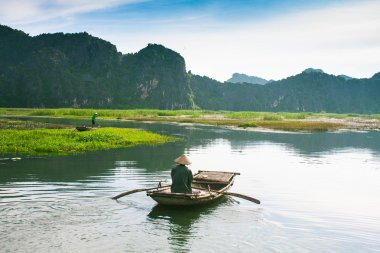 Ninh Binh, Vietnam - Ekim 20: Balıkçılar 20 Eylül 2015 Ninh Binh, Vietnam, Vanlong ünlü eko turizm gölde balık tutma.