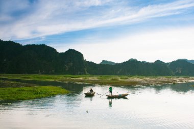 Ninh Binh, Vietnam - Ekim 20: Balıkçılar 20 Eylül 2015 Ninh Binh, Vietnam, Vanlong ünlü eko turizm gölde balık tutma.