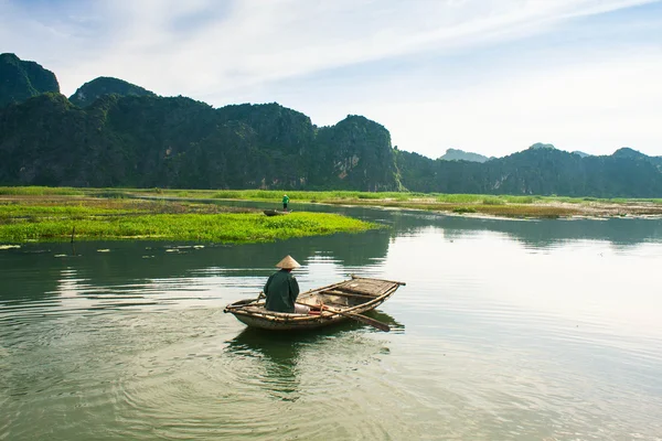 NINH BINH, VIETNAM - SEP 20: Pescadores que pescam no lago em Vanlong famoso turismo ecológico em setembro 20, 2015 em Ninh Binh, Vietnã . — Fotografia de Stock