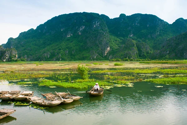 NINH BINH, VIETNAM - SEP 20: Pescadores que pescam no lago em Vanlong famoso turismo ecológico em setembro 20, 2015 em Ninh Binh, Vietnã . — Fotografia de Stock