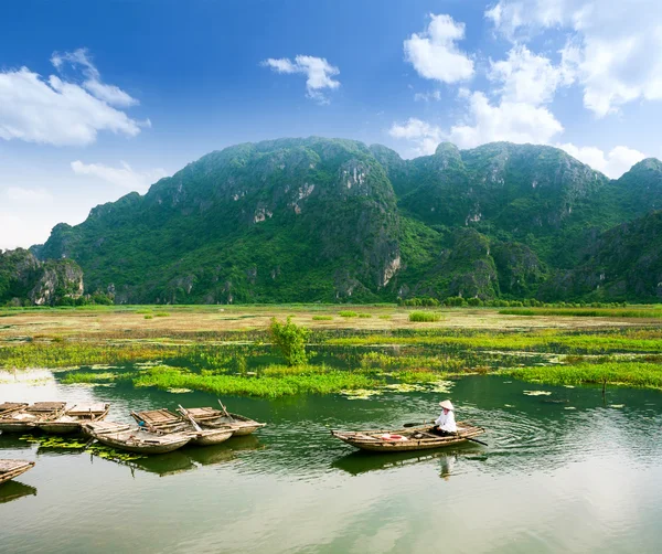 Ninh Binh, ベトナム - Sep 20: 漁師 2015 年 9 月 20 日ニン ビン、ベトナムで Vanlong 有名なエコツー湖で釣り. — ストック写真