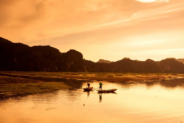 Ninh Binh, ベトナム - Sep 20: 漁師 2015 年 9 月 20 日ニン ビン、ベトナムで Vanlong 有名なエコツー湖で釣り. — ストック写真