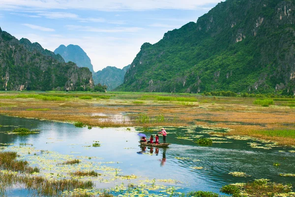 Ninh Binh, Vietnam - 20 Sep: Vissers op lake in Vanlong beroemde ecotoerisme vissen in September 20, 2015 in Ninh Binh, Vietnam. — Stockfoto