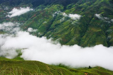 Bulutların üzerinde dağda güzel manzara.